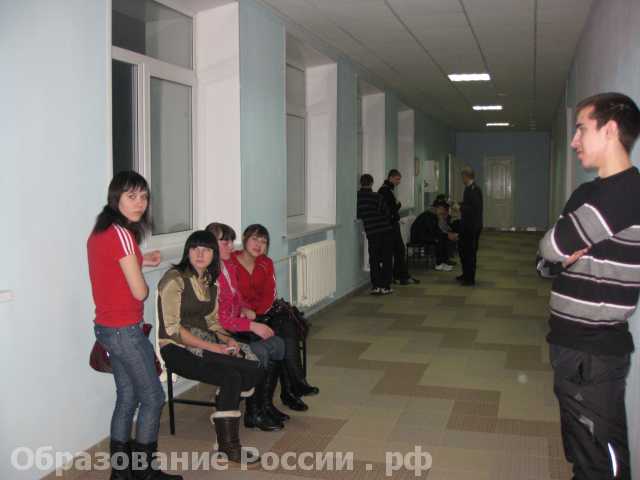 Обучающиеся группы 2-2 перед кабинетом Информатики Профессиональное училище № 27 г.Канск