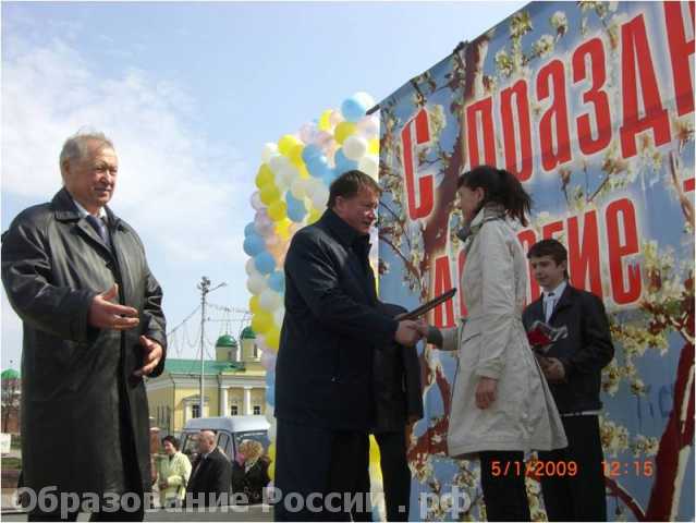 Тальяна Леонова получает награду из рук губернатора Тульской области