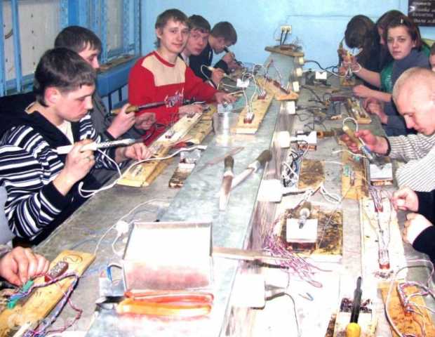 Профессия начального профессионального образования 140446.03 Электромонтер по ремонту и обслуживанию электрооборудования /прием на базе 9 и 11 кл. на бюджетной и платной основе/ Архангельский индустриально-педагогический колледж