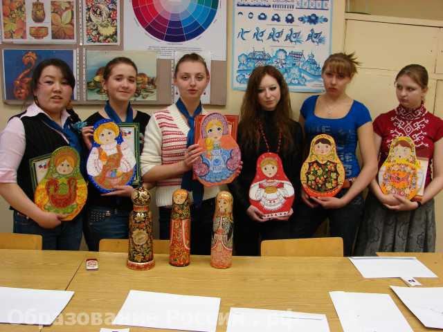 Участники конкурса профессионального мастерства среди художников росписи по дереву (учащиеся ПУ-130 и ПУ-22)