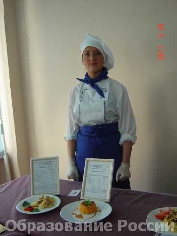 Ольга со своим творением кулинарии Профессиональное училище № 4 г.Шарыпово