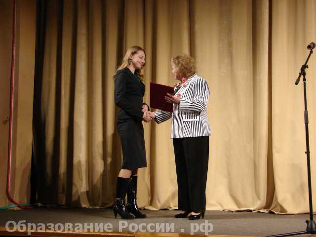 Награждение победительницы конкурса профессионального мастерства среди художников росписи по дереву Шаркуновой Дарьи мэром города Сухановой Е.В. 2010 год. Профессиональное училище № 130 г.Ивантеевка