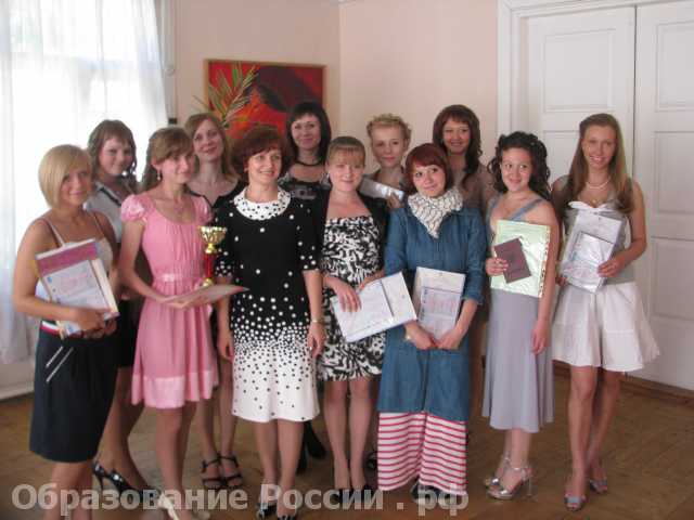 Выпускники 2011 года, окончившие колледж с отличием с директором колледжа Архангельский педагогический колледж