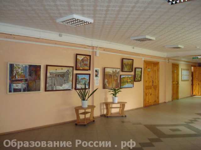 Выставка в холле на первом этаже университета